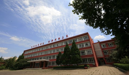 中國洛陽一拖技師學院現(xiàn)在還能報名嗎？