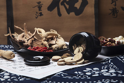 哪些中藥能夠清熱去火？山東醫(yī)藥技師學院幫你“降降溫”